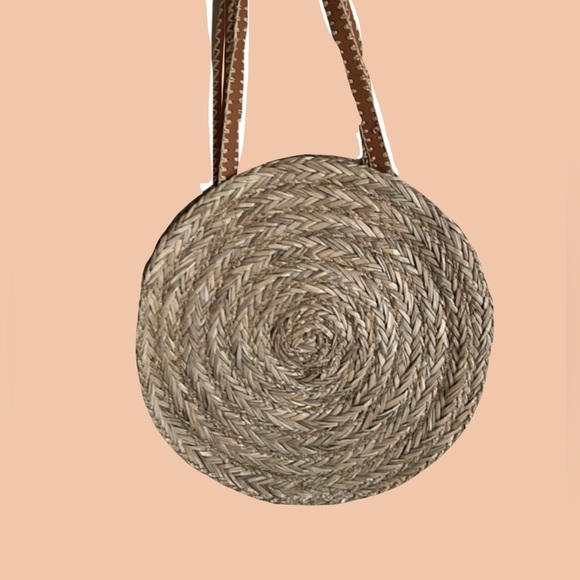 Large handheld straw tote bag (adorable for summer and the beach!!) - Picture 3 of 9